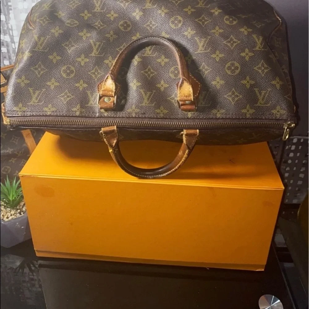 Authentic Louis Vuitton Monogram Speedy 40 - Picture 3 of 12